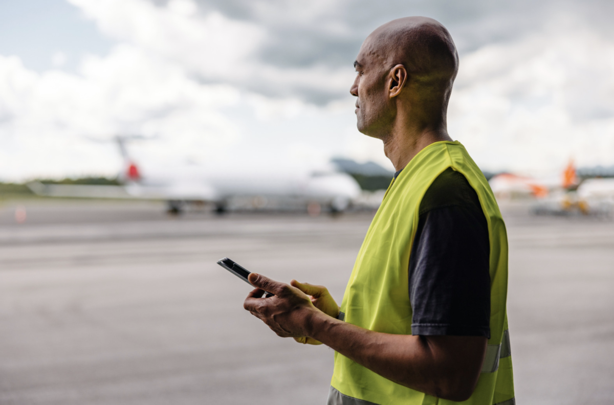 Formation d’agent de piste : Les compétences techniques et de communication essentielles enseignées par Safe Handling